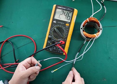 萬用表測量電機(jī)定子-艾普智能.jpg 萬用表測量電機(jī)定子-艾普智能.jpg
